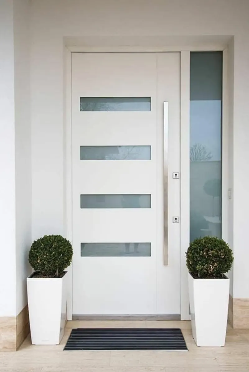 Moderne Haustür mit Seitenteil